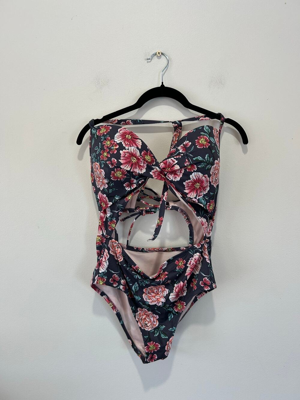 Shade & Shore swimsuit cut out floral halter size 36DD